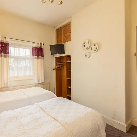 Crossways Bed & Breakfast 4*