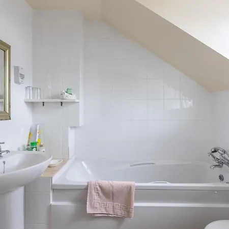 Crossways Bed & Breakfast 4*