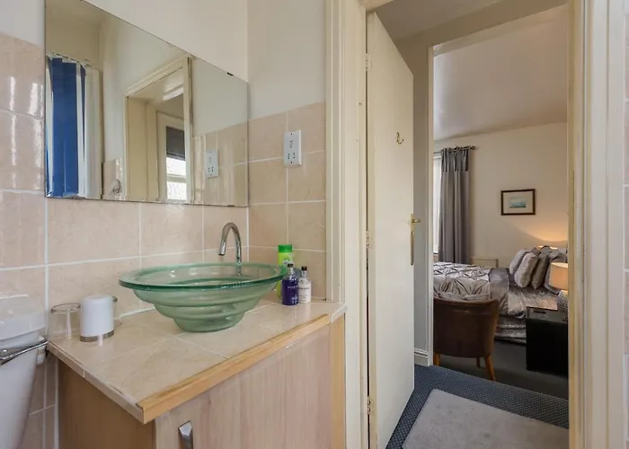 Crossways Bed & Breakfast 4*