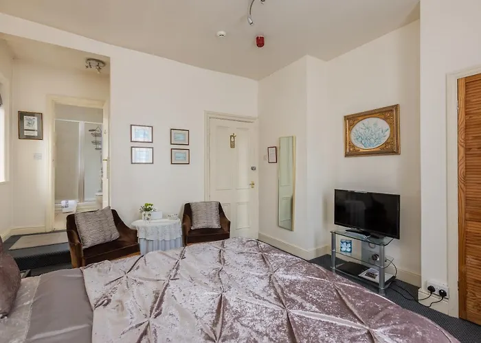 Crossways Bed & Breakfast 4*