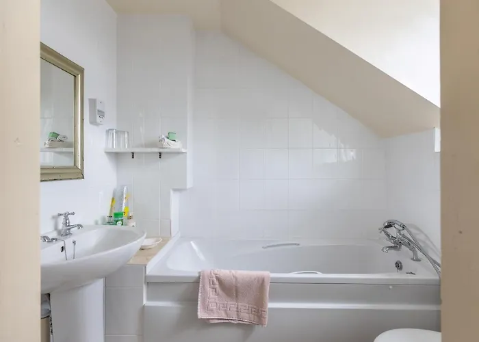 Crossways Bed & Breakfast 4*